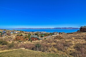 A coastal residential area with houses and a view of the ocean. - Garden City Lake House: Hot Tub & Views! (Garden City)