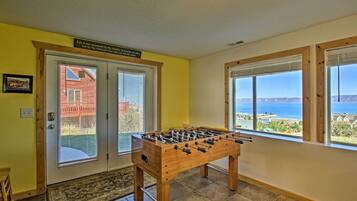 House (6 Bedrooms) | Interior