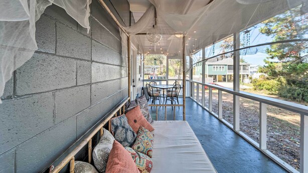 Un espace extérieur abrité, doté d’un banc, de fauteuils confortables et offrant une vue sur le paysage.