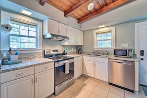 Hus (2 Bedrooms) | Eget kök | Mikrovågsugn, ugn, spishäll och diskmaskin