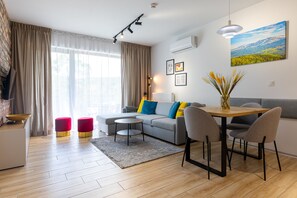 Departamento Confort | Sala de estar | Televisión de pantalla plana de 37 pulgadas con canales vía satélite