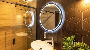 Classic Apartment | Bathroom | Shower, towels, soap, shampoo