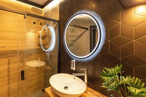Classic Apartment | Bathroom | Shower, towels, soap, shampoo - RentPlanet - Stone Hill (Szklarska Poreba)