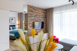 Departamento Confort | Área de sala de estar | Televisión de pantalla plana de 37 pulgadas con canales vía satélite