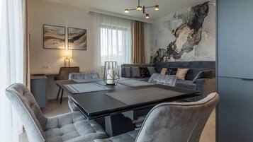 Family Apartment | In-room dining