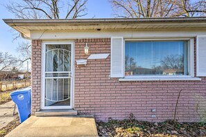 House (3 Bedrooms) | Interior - Inkster Home Near Airport & Henry Ford Museum (Inkster)