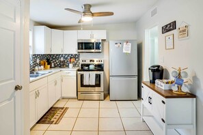 House (3 Bedrooms) | Interior