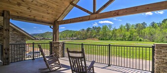 Townsend Condo w/ Pool, Great Smoky Mountain Views