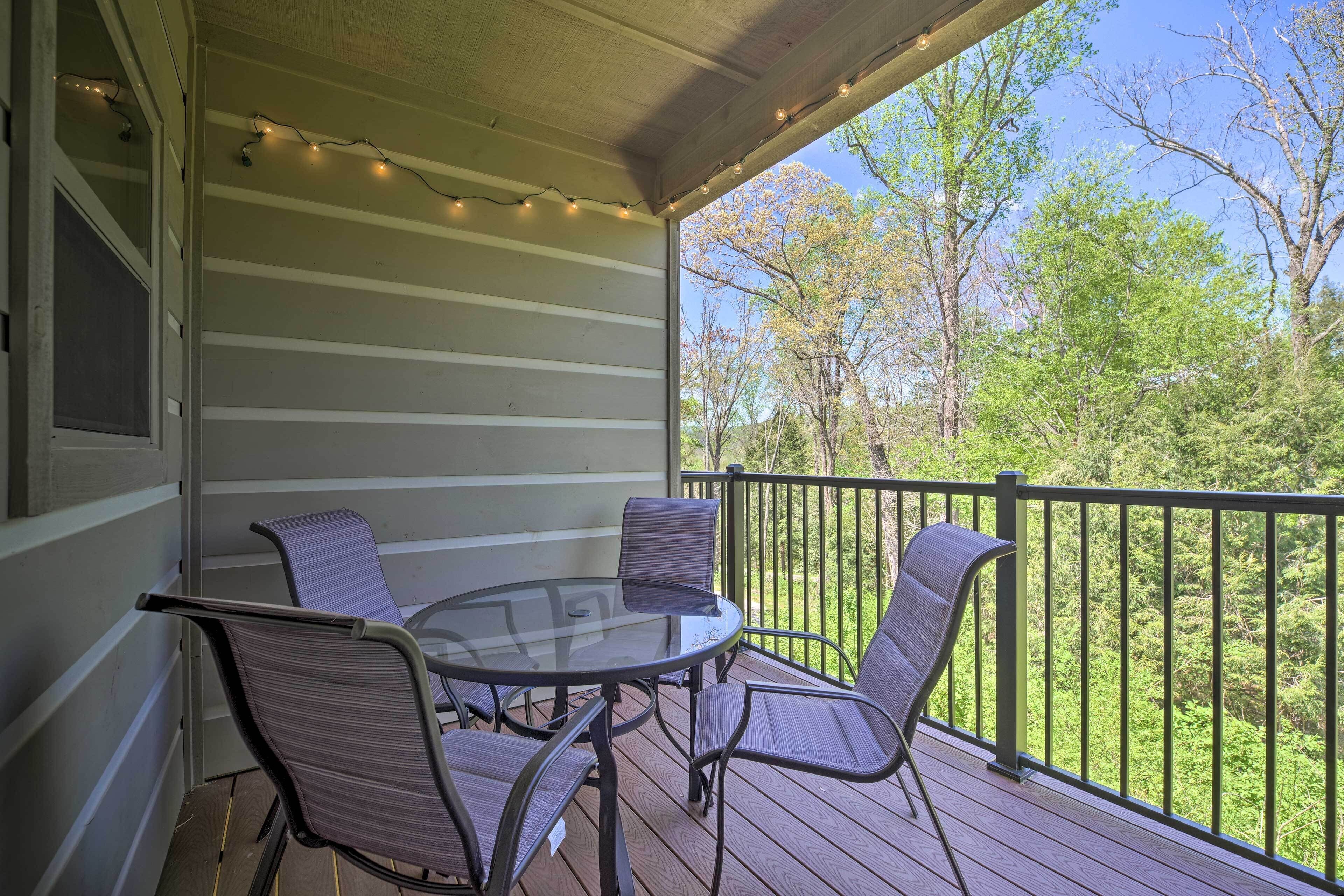 Townsend Condo w/ Pool, Great Smoky Mountain Views