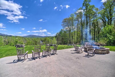 Townsend Condo w/ Pool, Great Smoky Mountain Views