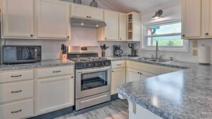 Private kitchen - Charming Franklin Retreat w/ Porch & Fire Pit (Franklin)