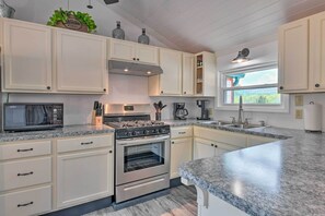 Microwave, oven, stovetop, cookware/dishes/utensils - Charming Franklin Retreat w/ Porch & Fire Pit (Franklin)