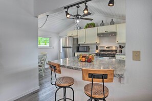 Microwave, oven, stovetop, cookware/dishes/utensils - Charming Franklin Retreat w/ Porch & Fire Pit (Franklin)