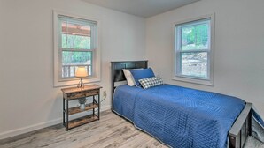 Room - Charming Franklin Retreat w/ Porch & Fire Pit (Franklin)