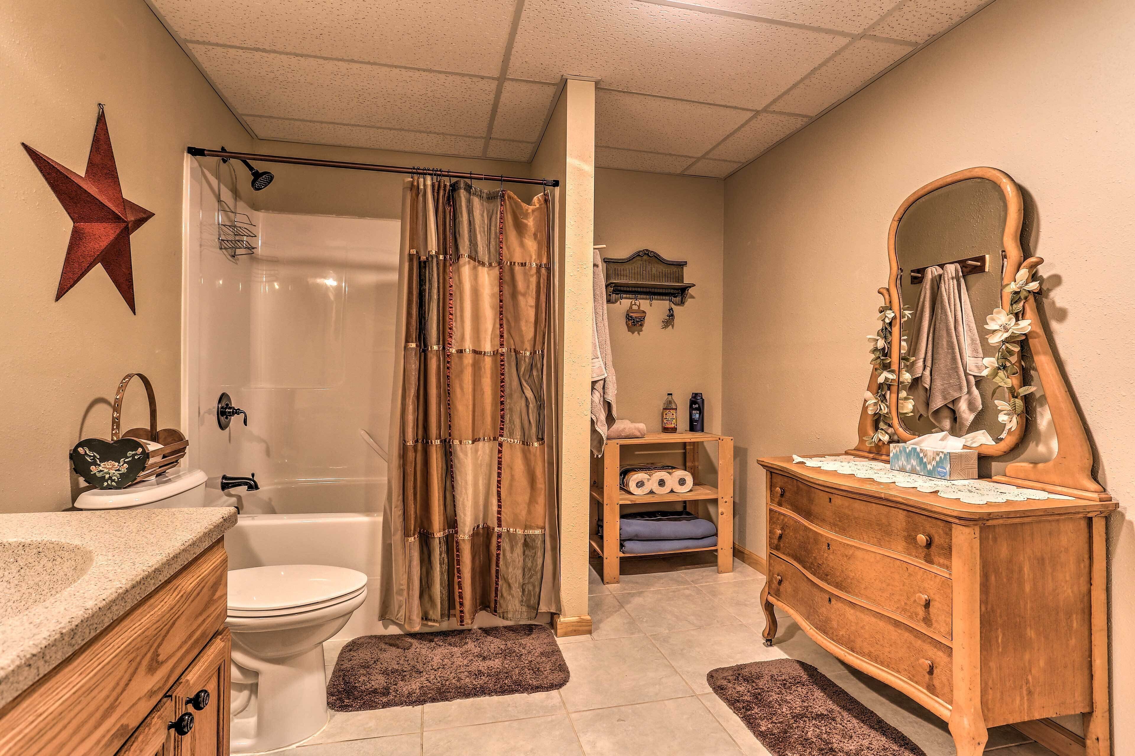 South Dakota Home - Private Lake, Canoe & Fire Pit