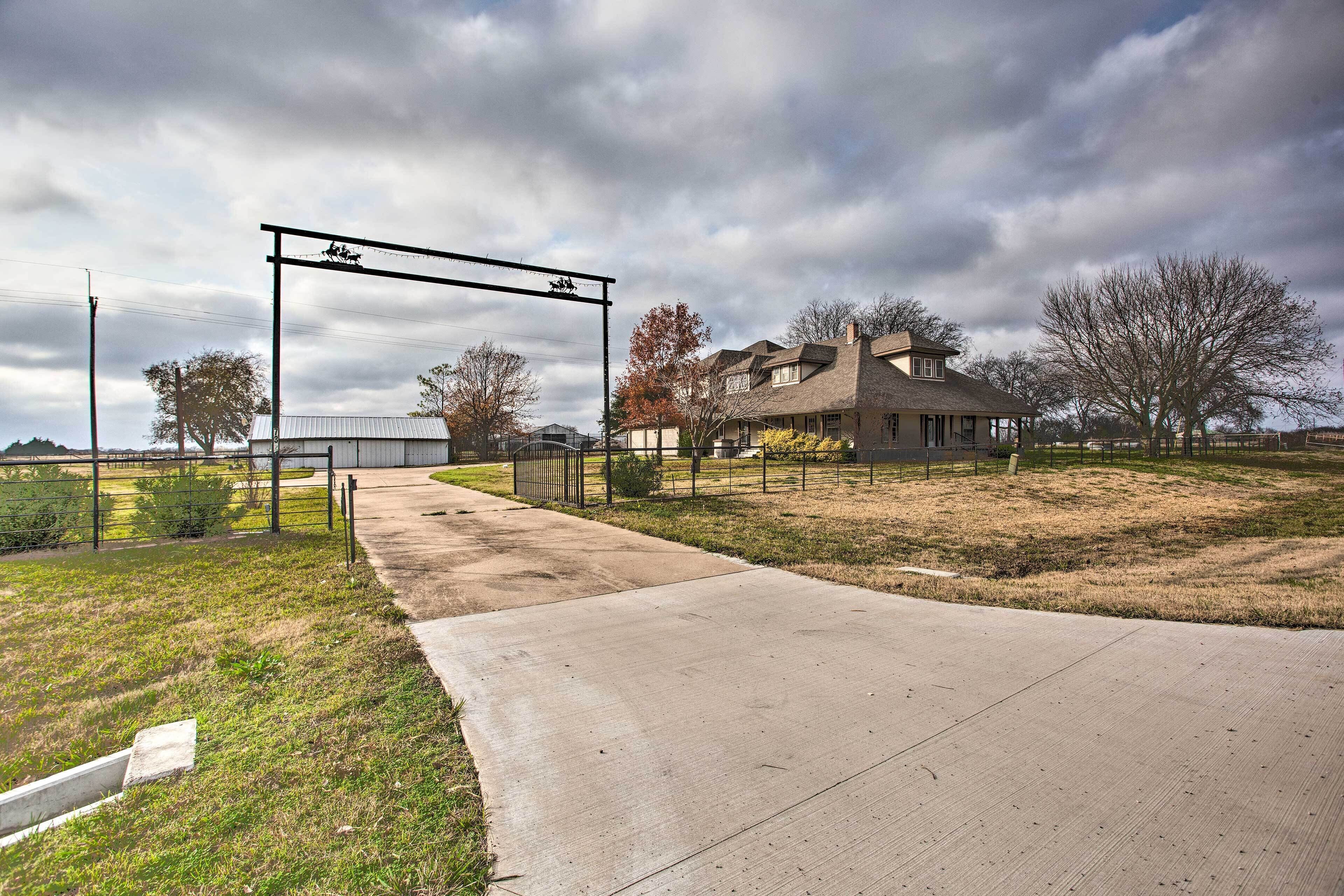 House (5 Bedrooms) | Interior