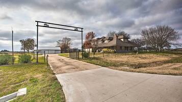 House (5 Bedrooms) | Interior