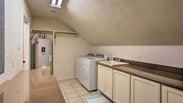 House (5 Bedrooms) | Interior