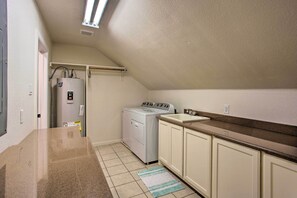 House (5 Bedrooms) | Interior - Spacious Vacation Home: 10 Mi to Lavon Lake! (Blue Ridge)