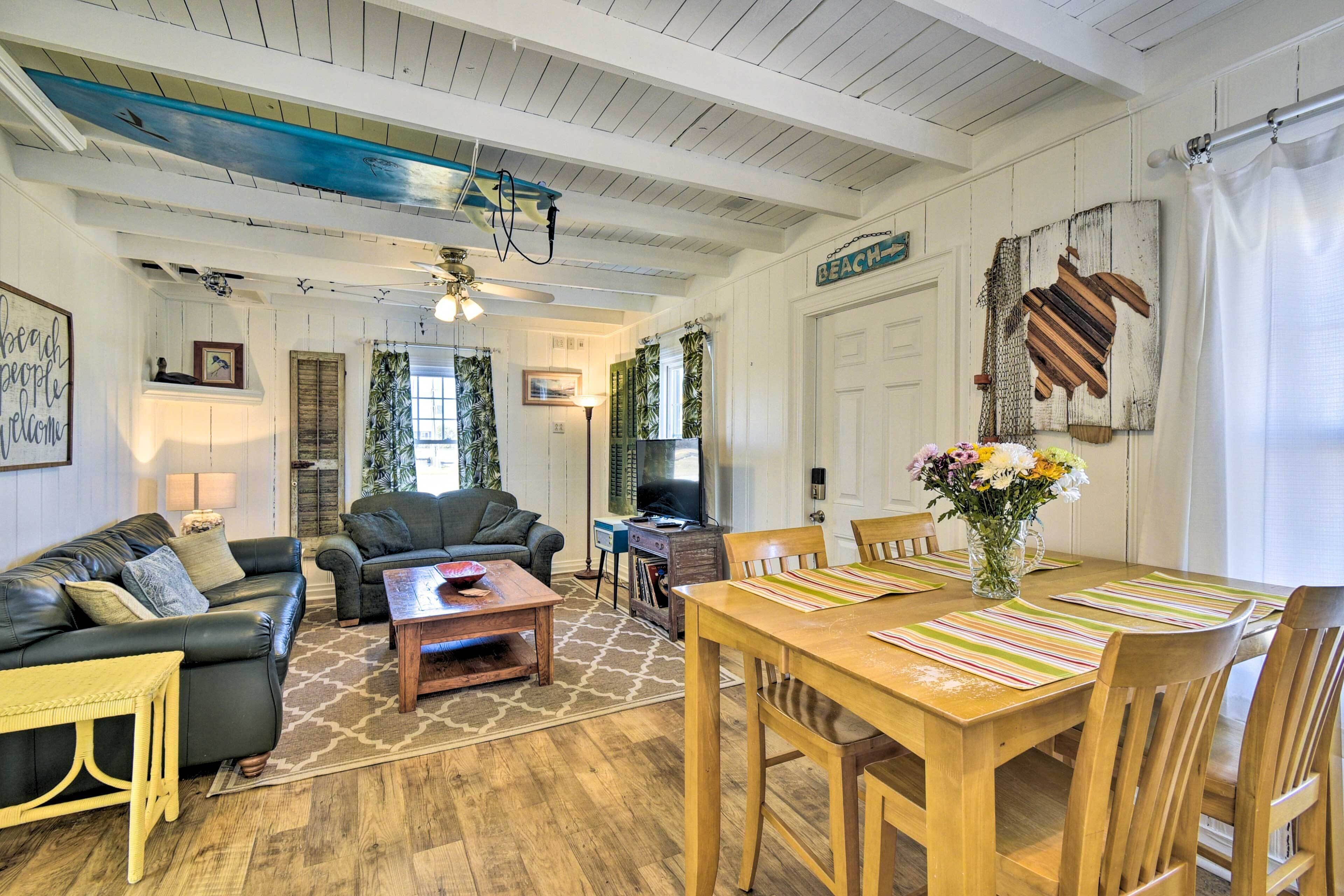 'sand Pebbles': Bright Bungalow - Steps to Beach!