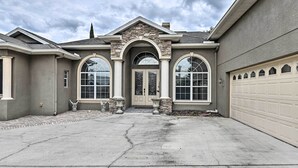 A residential house with a stone facade, a garage, and a driveway. - Elegant Valrico Home ~ 15 Mi to Downtown Tampa! (Valrico)