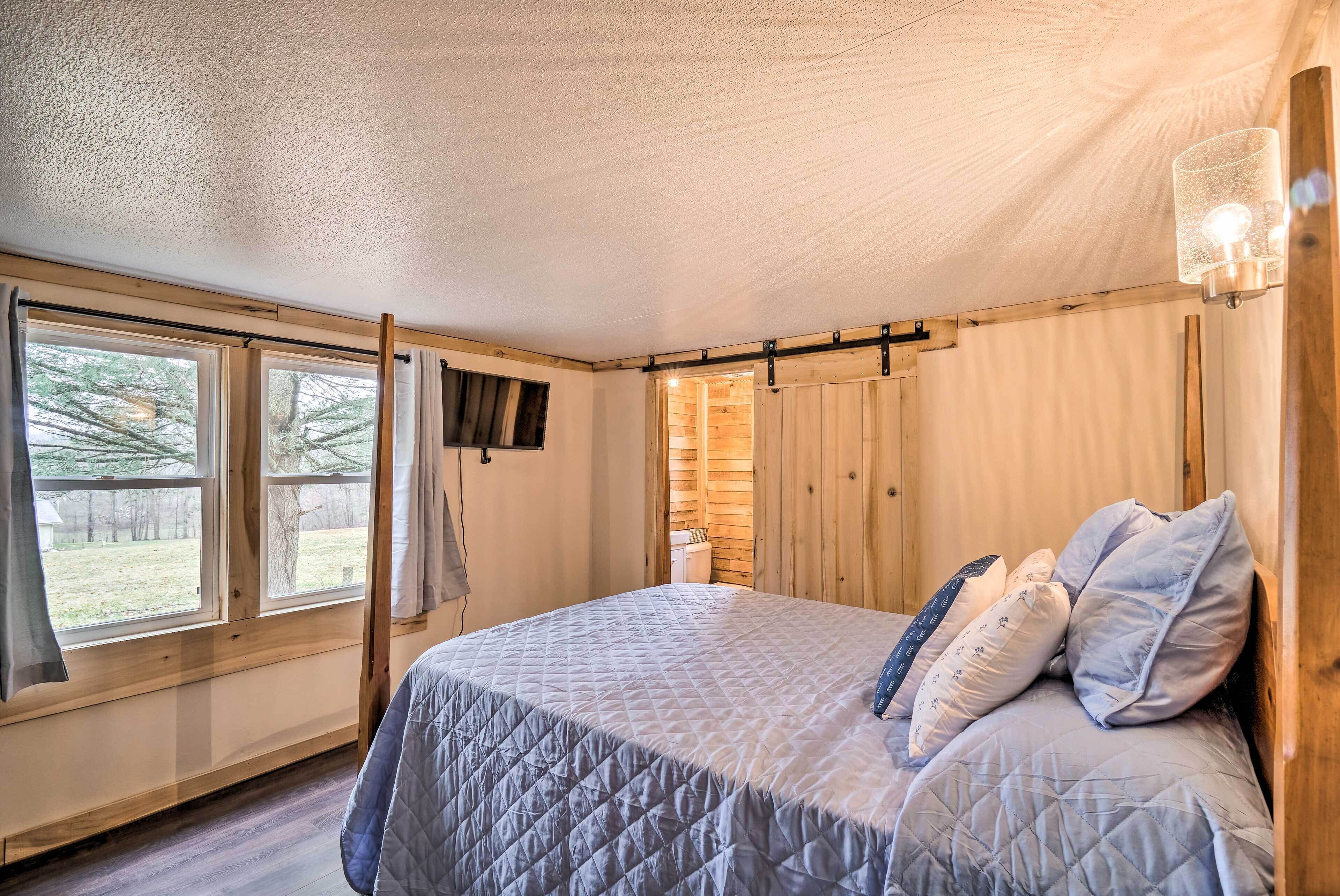 'take 5 Relax, Rest, Refresh' With Yard & Pond!