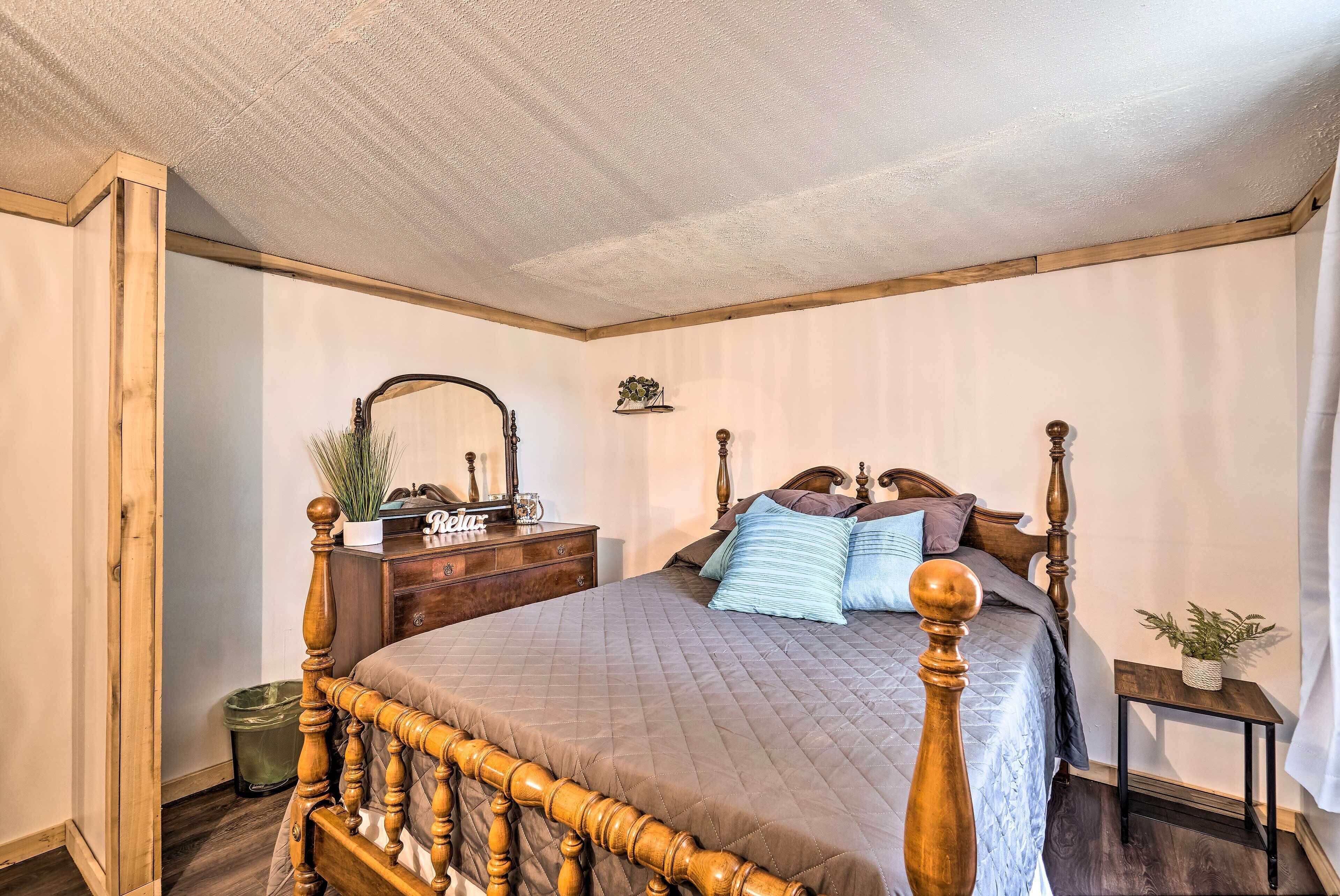 'take 5 Relax, Rest, Refresh' With Yard & Pond!