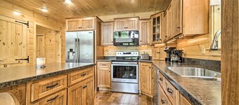 Lake View & Hot Tub: Wrightsville Cabin!