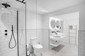 Shower, hair dryer, towels - Mayflower, Maritime Suites - Free Wi-Fi - Harbour View (Brixham)