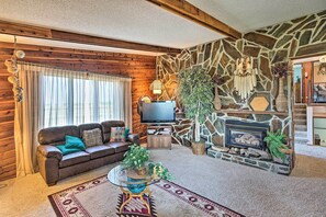 House (4 Bedrooms) | Interior - < 3 Mi to Lake Sakakawea! Hunting & Fishing Lodge (Hazen)