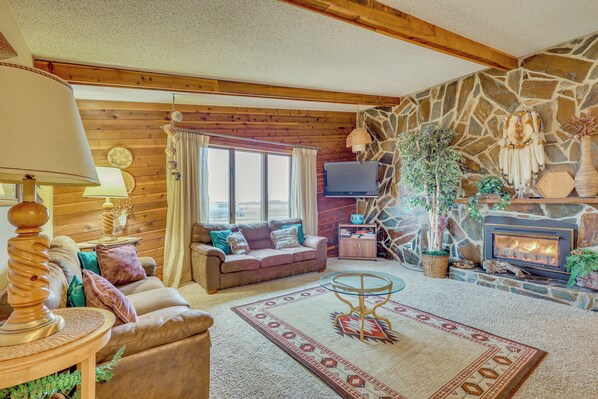 House (4 Bedrooms) | Interior - < 3 Mi to Lake Sakakawea! Hunting & Fishing Lodge (Hazen)