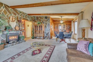 Interior - < 3 Mi to Lake Sakakawea! Hunting & Fishing Lodge (Hazen)