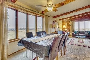 Interior - < 3 Mi to Lake Sakakawea! Hunting & Fishing Lodge (Hazen)