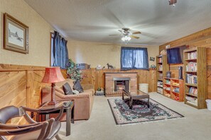 Interior - < 3 Mi to Lake Sakakawea! Hunting & Fishing Lodge (Hazen)