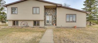 < 3 Mi to Lake Sakakawea! Hunting & Fishing Lodge