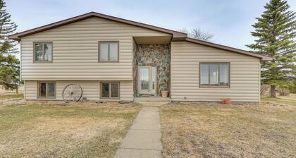 < 3 Mi to Lake Sakakawea! Hunting & Fishing Lodge