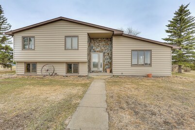 < 3 Mi to Lake Sakakawea! Hunting & Fishing Lodge