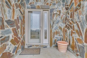 House (4 Bedrooms) | Interior - < 3 Mi to Lake Sakakawea! Hunting & Fishing Lodge (Hazen)