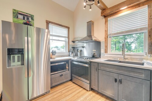 Historic Charm + Modern Luxury: 6 Mi to Stowe Mtn