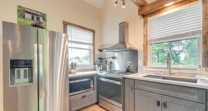 Historic Charm + Modern Luxury: 6 Mi to Stowe Mtn