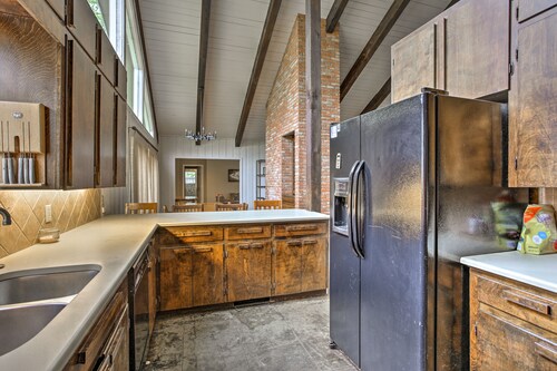 Pet-friendly Lake Athens Home w/ Fireplace!