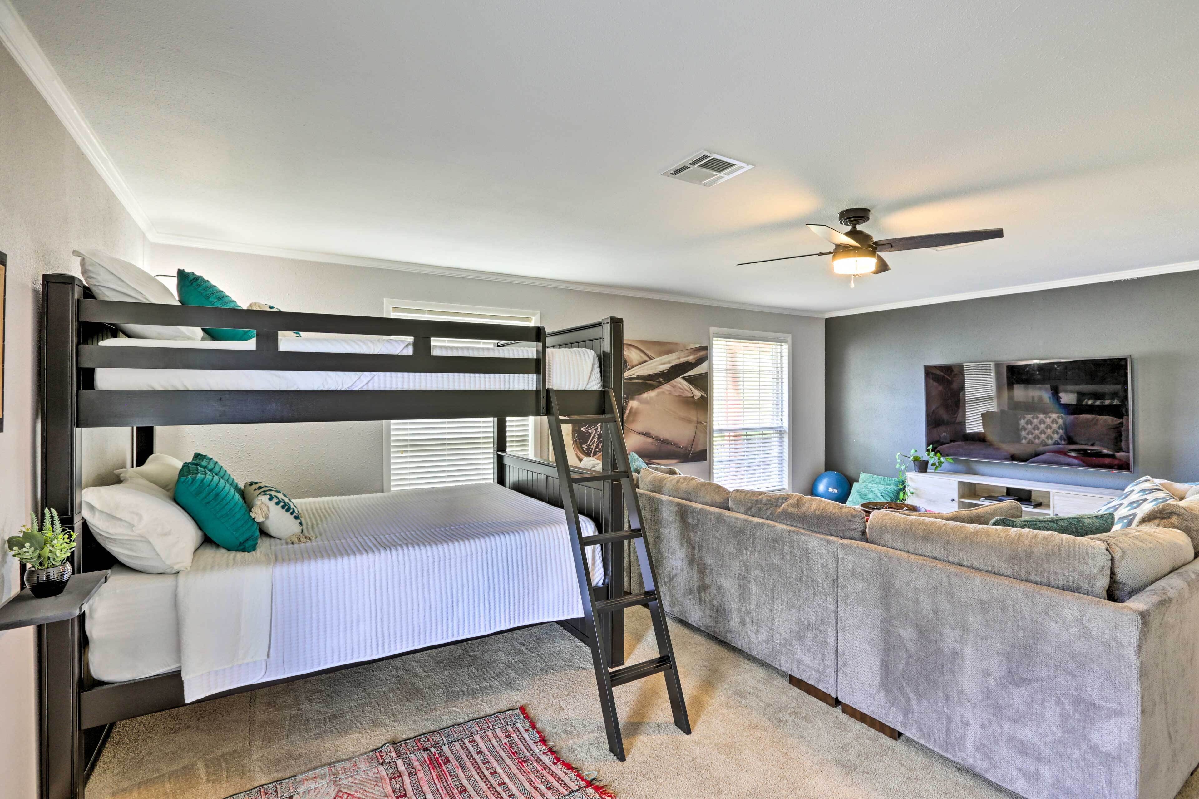 Sunny Florida Abode - Patio, Pool, & Fire Pit