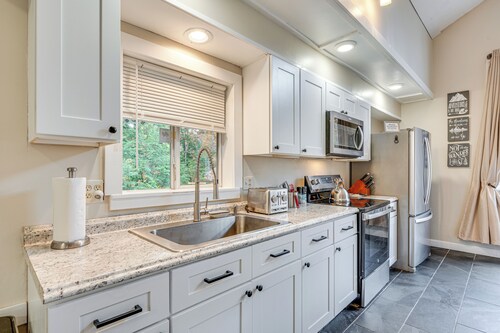 White Mountains Home w/ Hot Tub - Walk to Town!