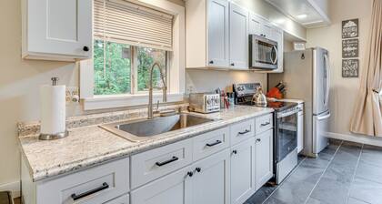 White Mountains Home w/ Hot Tub - Walk to Town!