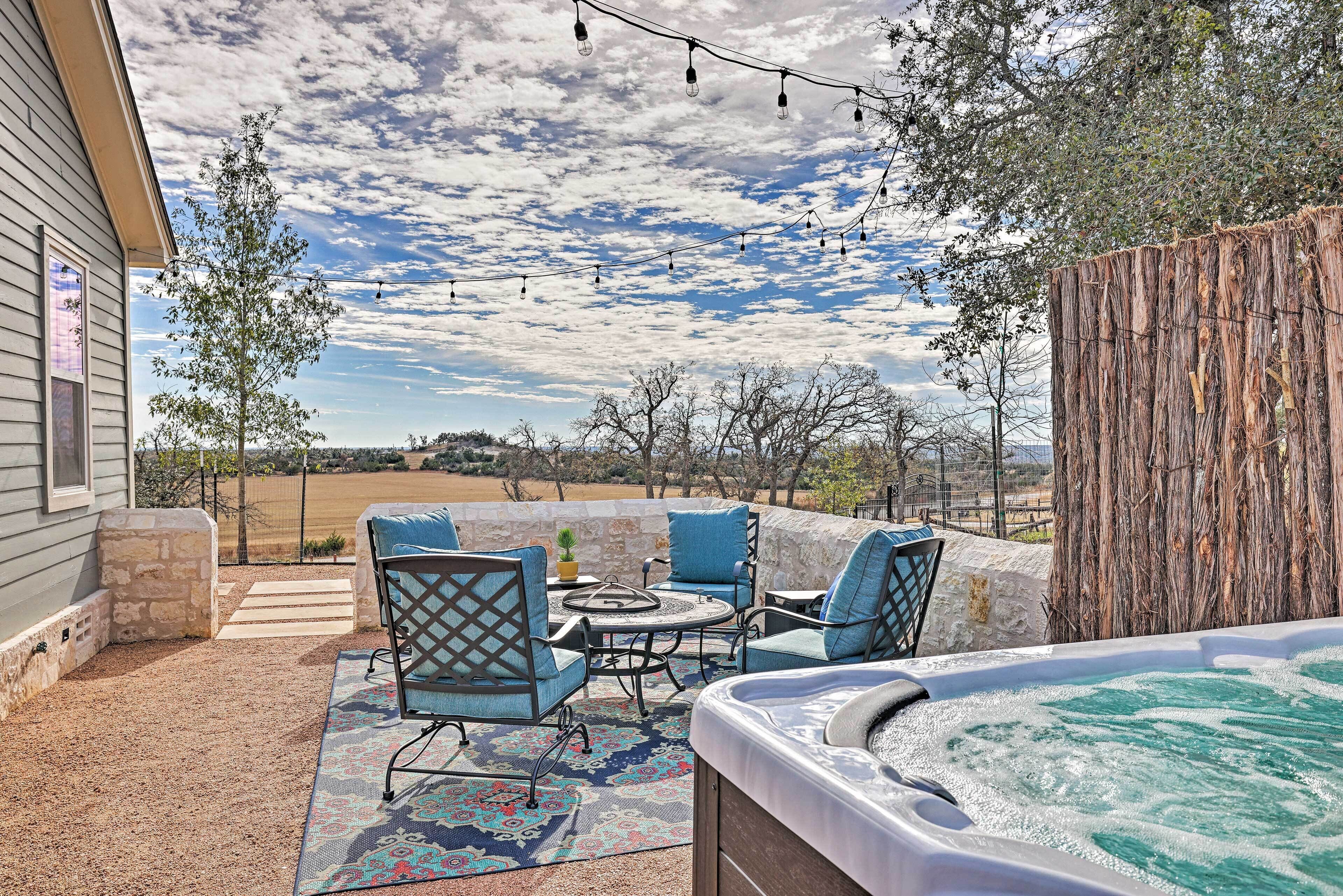 Comfy Hill Country Haven w/ Private Hot Tub!