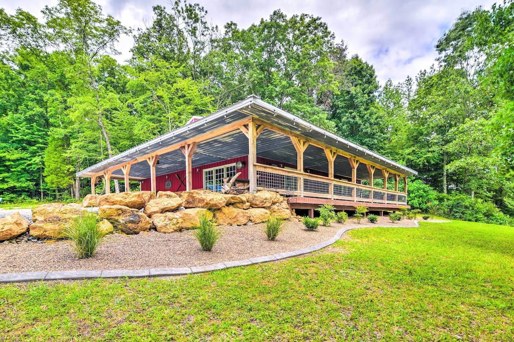Secluded Brownsville Cabin w/ Deck & Fire Pit - Barren River, KY