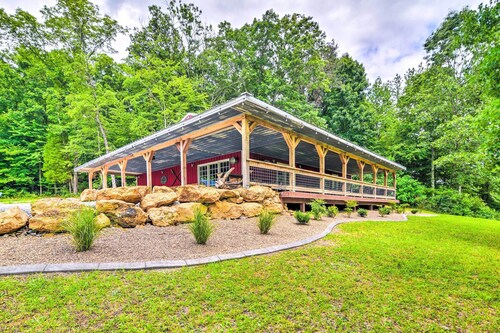 Secluded Brownsville Cabin w/ Deck & Fire Pit