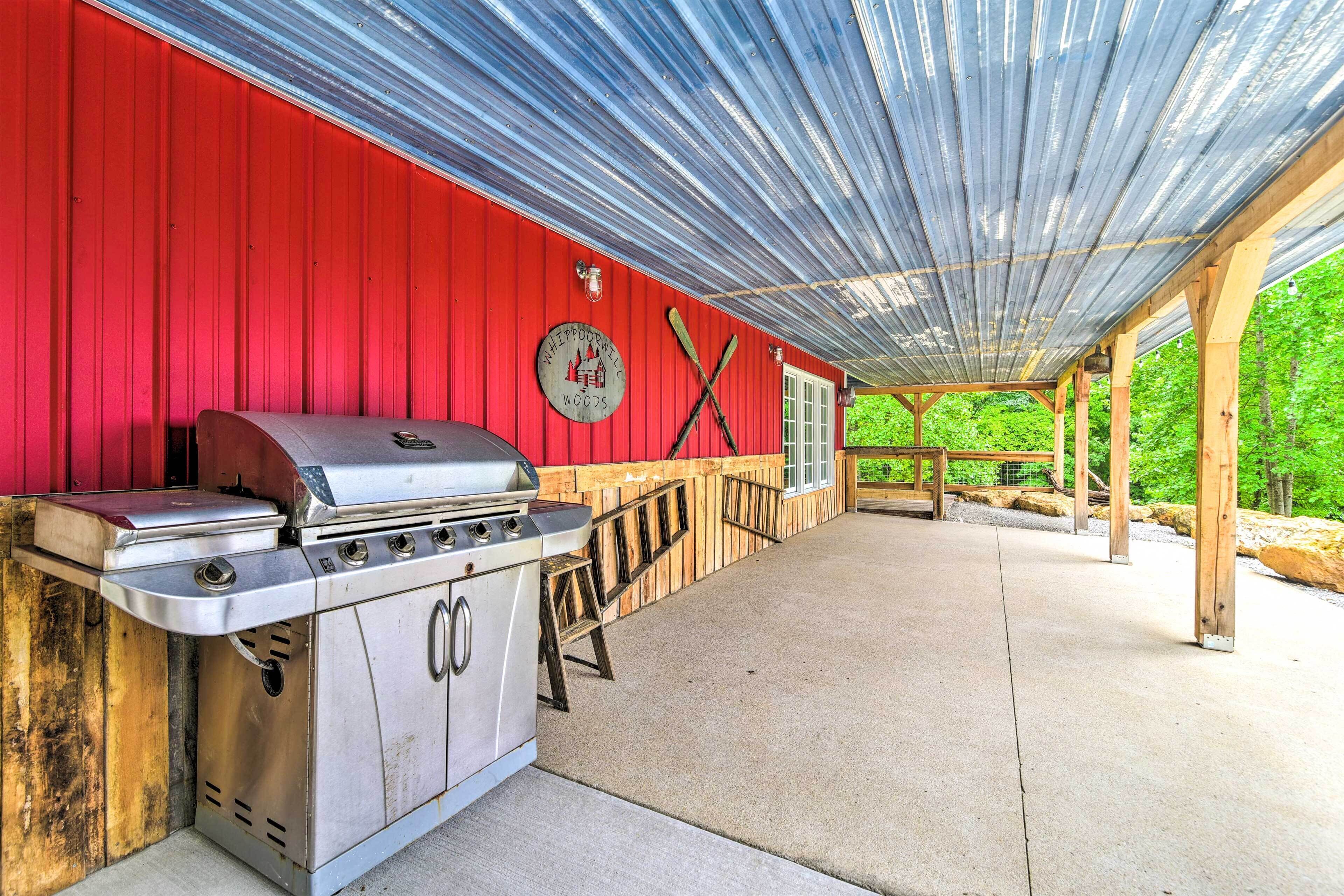 Un área de barbacoa al aire libre con una parrilla y una terraza de madera.