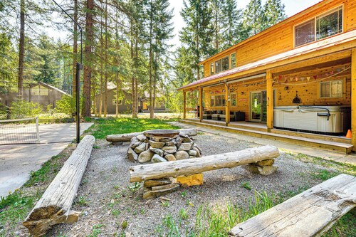 Cle Elum Lake Home w/ Hot Tub & Mountain Views