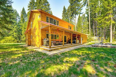 Cle Elum Lake Home w/ Hot Tub & Mountain Views